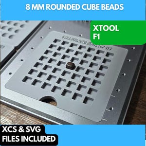 Puede incluir: Una bandeja de organización de cuentas de plástico gris con una cuadrícula de cuentas cúbicas redondeadas de 8 mm. La bandeja está etiquetada como "XTOOL F1" y "8 MM ROUNDED BEADS ESP 819". El texto "XCS & SVG FILES INCLUDED" está en la parte inferior de la imagen.