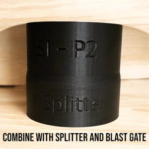Puede incluir: Un divisor en Y negro con el texto "S1-P2" y "Y Splitter" en relieve en la superficie. La parte inferior de la imagen tiene el texto "COMBINE WITH SPLITTER AND BLAST GATE".