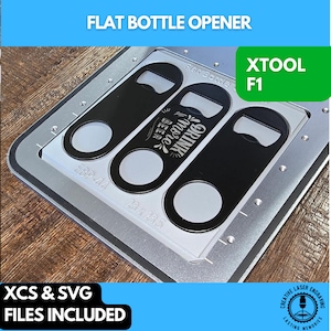 Pode incluir: Um abridor de garrafas de metal preto com o texto "Drink More Beer" gravado nele. O abridor está em um modelo de corte a laser com o texto "XTOOL F1" e "EBP-44" e "23 x 23.5". O texto "XCS & SVG FILES INCLUDED" está na parte inferior da imagem.