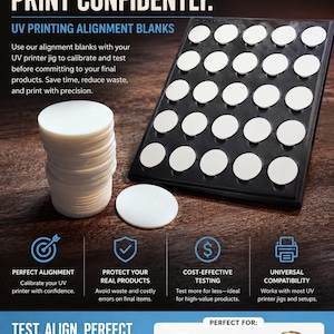 Op de afbeelding: Een zwart rechthoekig dienblad met vierentwintig ronde witte uitlijnblanco's, een stapel witte ronde blanco's en één losse witte blanco. Tekst bevat ALIGN PERFECTLY. PRINT CONFIDENTLY. UV PRINTING ALIGNMENT BLANKS, en TEST. ALIGN. PERFECT.