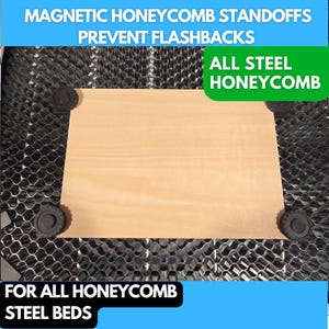 Puede incluir: Una tabla de madera marrón claro con cuatro soportes magnéticos negros. La tabla está sobre una superficie de panal de abeja de metal plateado. El texto "MAGNETIC HONEYCOMB STANDOFFS PREVENT FLASHBACKS ALL STEEL HONEYCOMB FOR ALL HONEYCOMB STEEL BEDS" está impreso en la imagen.