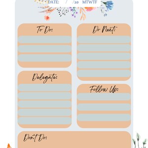 Puede incluir: Un planificador diario azul claro con un diseño floral. El planificador tiene secciones para "Por hacer", "Hacer a continuación", "Delegar", "Seguimiento" y "No hacer".