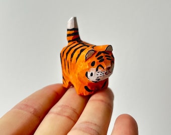 Handgeschnitzte hölzerne Tigerfigurine, Schreibtischdekor (4 cm), Geschenke des Mutter Tages