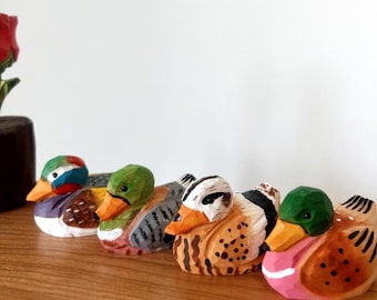 Figura de pato ánade real tallada a mano en madera: decoración rústica para tartas, regalos para el Día de la Madre.