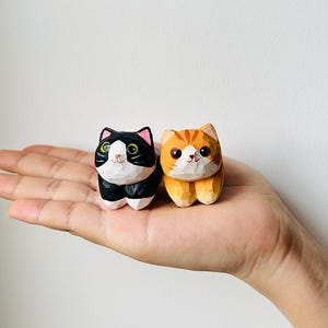 Figuritas de gatos de madera talladas a mano, mini estatuas de gatos esmoquin y naranja, adorable decoración de escritorio con gatos, regalo para amantes de los gatos.