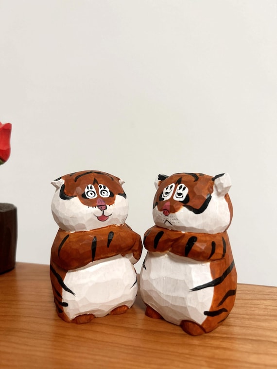 手作りの彫刻が施された木製の虎の置物：塗装された装飾品 - Etsy 日本