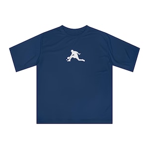 Op de afbeelding: Een marineblauw performance t-shirt met een wit silhouet van een persoon die volleybal speelt.