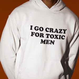 I Go Crazy For Toxic Men パーカー、面白いパーカー、面白いギフト、女の子向けパーカー、女の子向けギフト、面白いギャグギフト、エッジの効いたパーカー、GF パーカー