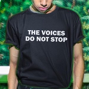 Die Stimmen hören nicht auf T-Shirt, Humor T-Shirt, lustiges Geschenk, lustiges Meme Shirt, Unisex Offensive T-Shirt, lustiges T-Shirt, Satire Shirt