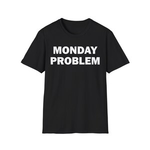 Puede incluir: Camiseta negra con texto blanco que dice "MONDAY PROBLEM".