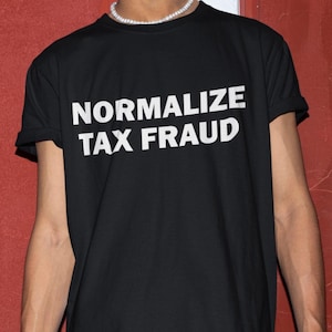 Normalisieren Sie Steuerbetrug T-Shirt, Humor T-Shirt, lustiges Geschenk, lustiges Meme Shirt, Unisex Offensive T-Shirt, lustiges T-Shirt, Satire Shirt