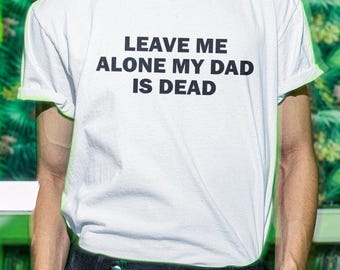 Peut inclure: T-shirt blanc avec un texte noir qui dit "Laissez-moi tranquille mon père est mort."
