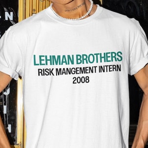Puede incluir: Camiseta blanca con texto negro que dice "Lehman Brothers Risk Management Intern 2008". El texto está en verde.