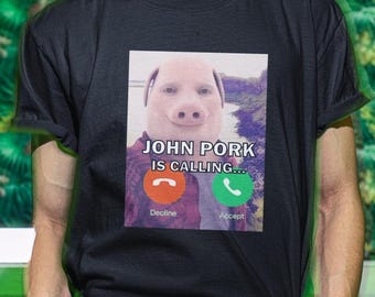 Camiseta John Pork Is Calling, Meme John Pork, Camiseta divertida, Regalo divertido, Camiseta para amigo, Regalo de broma divertido, Camiseta atrevida, Camiseta Gen Z