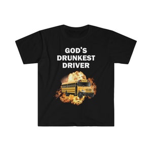 Könnte beinhalten: Schwarzes T-Shirt mit weißem Text, der "GOD'S DRUNKEST DRIVER" lautet. Ein gelber Schulbus brennt in der Mitte des Shirts.