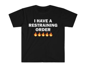 Könnte beinhalten: Schwarzes T-Shirt mit dem weißen Text "I HAVE A RESTRAINING ORDER" über fünf orangefarbenen und gelben Flammen-Emojis. Das T-Shirt ist aus einem weichen Material.