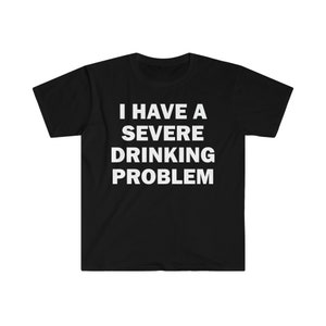 Könnte beinhalten: Schwarzes T-Shirt mit weißem Text, der "Ich habe ein ernstes Alkoholproblem." lautet.