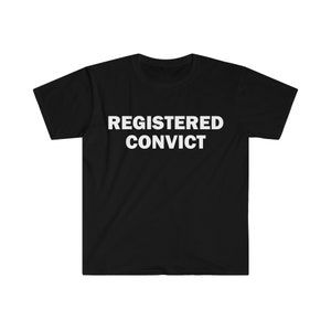 Puede incluir: Camiseta negra con texto blanco que dice "REGISTERED CONVICT"