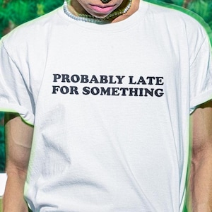 Wahrscheinlich zu spät für etwas Shirt, immer zu spät Shirt, lustiges Shirt, lustiges Geschenk, Shirt für Freund, lustiges Gag Geschenk, Gen Z Shirt
