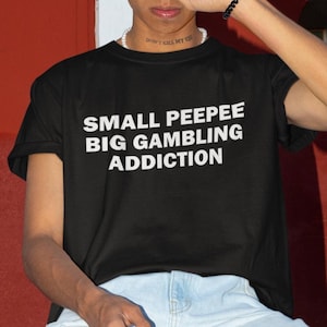Maglietta Small PeePee Big Gambling Addiction, Maglietta umoristica, Maglietta da gioco d'azzardo, Maglietta meme, Maglietta unisex offensiva, Maglietta divertente, Maglietta da gioco d'azzardo