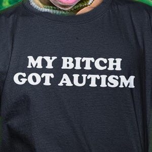 La mia cagna ha l'autismo, maglietta divertente, maglietta da fidanzato, regalo per fidanzato, maglietta per fidanzato, maglietta BF, regalo divertente, maglietta autismo