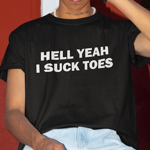 Hell Yeah I Suck Toes Shirt, Maglietta divertente, Regalo divertente, Maglietta offensiva, Meme divertente, Magliette per uomo, Regalo scherzoso divertente, Maglietta audace