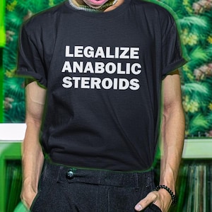 Puede incluir: Una camiseta negra con texto blanco que dice "LEGALIZE ANABOLIC STEROIDS".