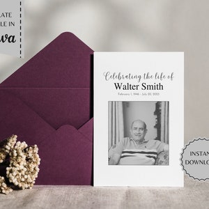 Puede incluir: Una tarjeta blanca con texto negro que dice "Celebrating the life of Walter Smith" y "February 1, 1946 - July 20, 2003". Una foto en blanco y negro de un hombre está en el centro de la tarjeta. La tarjeta está sobre una superficie beige junto a un sobre burdeos y un ramo de flores blancas.