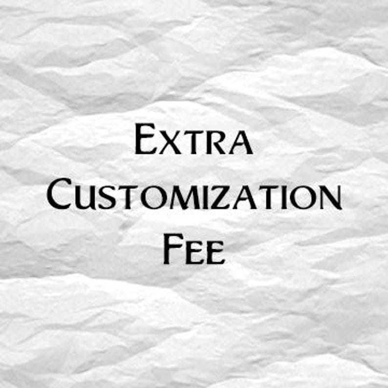Op de afbeelding: Tekst "EXTRA CUSTOMIZATION FEE" in zwarte letters op een getextureerde, gebroken witte achtergrond. De achtergrond heeft het uiterlijk van gekreukeld papier.
