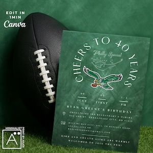 Può includere: Un pallone da football nero accanto a un biglietto d'invito verde. Il biglietto dice "Cheers to 40 Years" con un diagramma di gioco di football e un logo dell'aquila. L'invito è per il compleanno di Ryan Greene.