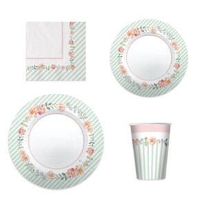 Könnte beinhalten: Ein Party-Set mit floralem Design, bestehend aus einer Serviette, zwei Tellern und einem Becher. Die Artikel haben einen hellgrünen und weißen gestreiften Hintergrund mit einem rosa Blumenrand. Die Teller haben einen Durchmesser von etwa 23 cm.
