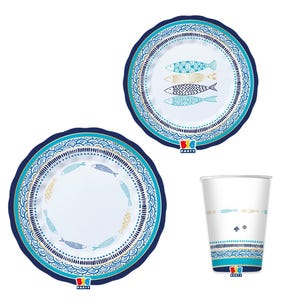 Könnte beinhalten: Ein Set Partyzubehör zum Thema Nautik, bestehend aus zwei Tellern und einem Becher. Die Teller haben eine weiße Mitte mit Fischmotiven und einen blau-goldenen Rand. Der Becher hat ein ähnliches Design. Das Big Party-Logo ist sichtbar.