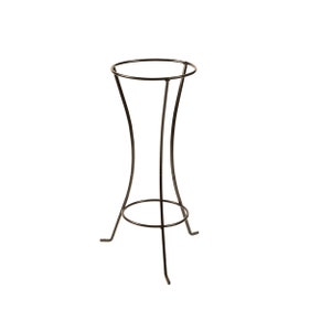 Può includere: Un portavasi in metallo nero con parte superiore rotonda e tre gambe. Il supporto è progettato per contenere un vaso o una fioriera.
