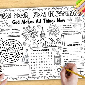 Pu&ograve; includere: Foglio di attivit&agrave; in bianco e nero con il testo "NEW YEAR, NEW BLESSINGS" e "God Makes All Things New". Include un labirinto, una ricerca di parole e spazio per una preghiera di Capodanno. Una mano tiene una matita gialla.