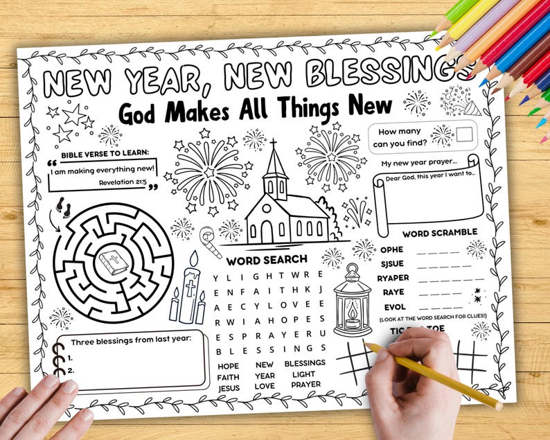 Pu&ograve; includere: Foglio di attivit&agrave; in bianco e nero con il testo "NEW YEAR, NEW BLESSINGS" e "God Makes All Things New". Include un labirinto, una ricerca di parole e spazio per una preghiera di Capodanno. Una mano tiene una matita gialla.