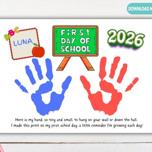 Könnte beinhalten: Weißer Druck mit blauen und roten Handabdrücken, dem Text "FIRST DAY OF SCHOOL", dem Jahr "2026" und dem Namen "LUNA". Der Druck enthält auch den Text "Here is my hand. so tiny and small. to hang on your wall or down the hall. I made this print on my first school day, a little reminder I'm growing each day!"