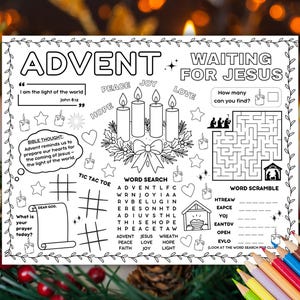 Könnte beinhalten: Schwarz-weißes Advents-Aktivitätsblatt mit den Wörtern "Advent" und "Waiting for Jesus". Enthält ein Labyrinth, eine Wortsuche, Tic-Tac-Toe und Bibelverse. Enthält Kerzen, Sterne und eine Schleife.