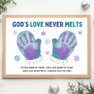 以下が含まれることがあります： 青と緑で「GOD'S LOVE NEVER MELTS」と書かれた額入りのプリント。アートワークは、紫色の手形と雪の結晶が付いた2つのターコイズ色のミトンが特徴です。下のテキストは「MITTENS WARM MY HANDS, GOD'S LOVE WARMS MY HEART, GOD'S LOVE NEVER MELTS, HOWEVER COLD THE START.」と書かれています。