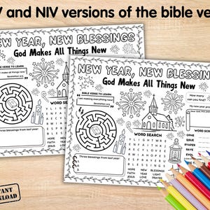 Pu&ograve; includere: Due fogli di attivit&agrave; stampabili in bianco e nero con il testo "NEW YEAR, NEW BLESSINGS" e "God Makes All Things New". Ogni foglio include un labirinto, una ricerca di parole e spazio per scrivere. Un fascio di matite colorate si trova nell'angolo in basso a destra.