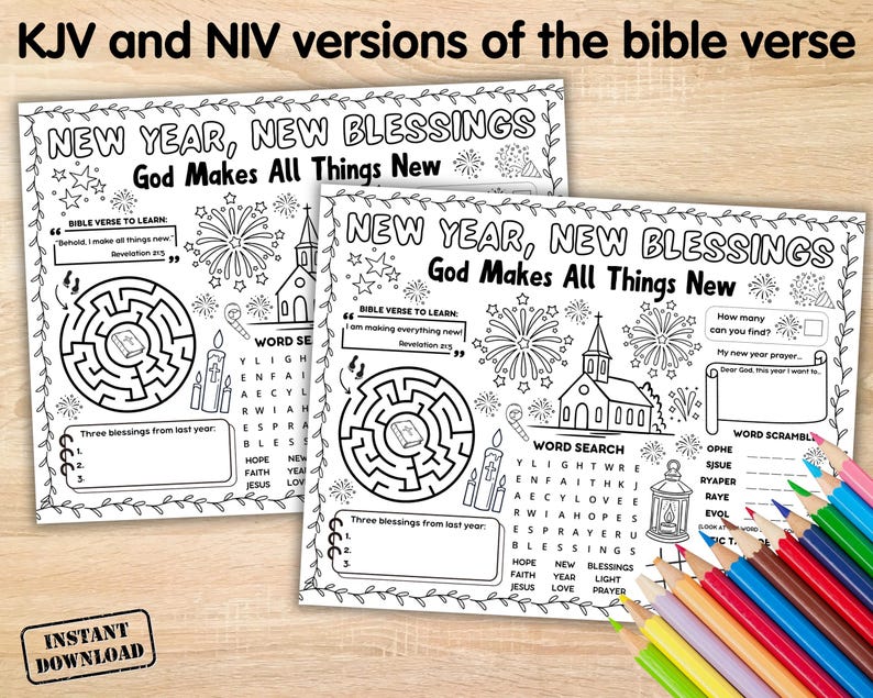 Pu&ograve; includere: Due fogli di attivit&agrave; stampabili in bianco e nero con il testo "NEW YEAR, NEW BLESSINGS" e "God Makes All Things New". Ogni foglio include un labirinto, una ricerca di parole e spazio per scrivere. Un fascio di matite colorate si trova nell'angolo in basso a destra.