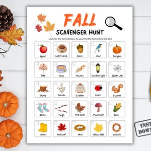 Op de afbeelding: Een printbare herfst-speurtocht-checklist met een vergrootglaspictogram. De checklist bevat items zoals eikels, vogels, pompoenen, bomen, soep, bloemen, buitenverlichting, spinnenwebben, boomstronken, bessen, truien, insecten, eekhoorns, sokken, takken, dennenappels, paddenstoelen, maïs, laarzen, rode bladeren, nesten, gele bladeren en kransen.