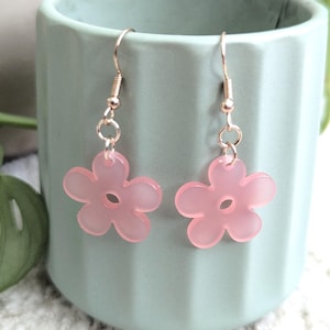 Flower dangle earrings | Flower jewelry | 70s flower | Dangle earrings |