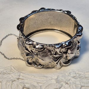 Unique Vintage Silvertone Art Nouveau Bracelet Repousse  Renaissance Rustic Vintage Brass Art Nouveau Scroll Leaves Repousse Hinged Cuff  main image 4