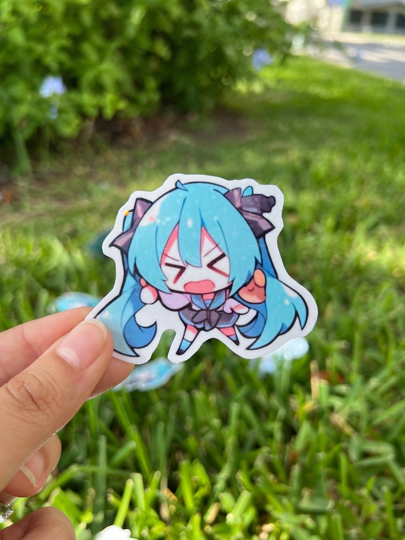 K&ouml;nnte beinhalten: Ein blauer und wei&szlig;er Anime-Charakter-Aufkleber mit einem &uuml;berraschten Ausdruck. Der Charakter hat lange blaue Haare und tr&auml;gt ein schwarz-wei&szlig;es Outfit.