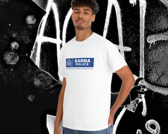 Peut inclure: T-shirt blanc avec un motif bleu et blanc qui dit "Karma Police" et "That's what you get when you mess with us".