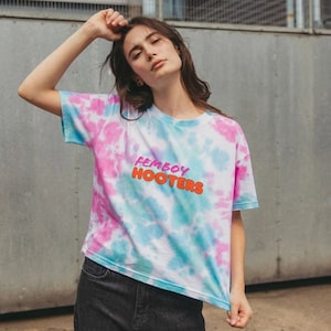 T-shirt organica Femboy Hooters, maglietta unisex con taglio a scatola, maglietta con grafica tie-dye, abbigliamento etico, moda Weeb, LGBTQIA