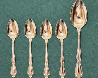 Oneida - 5 Cucharas - Strathmore Stainless by Oneida, LTD Deluxe - 4 Cucharaditas, 1 Cuchara. (invETc05)