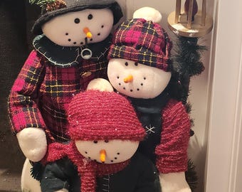 Large 30" Snowman Family Carolers Door Greeters Lamp Post Fabric SOFT!  (invmscrm #101 bxd)