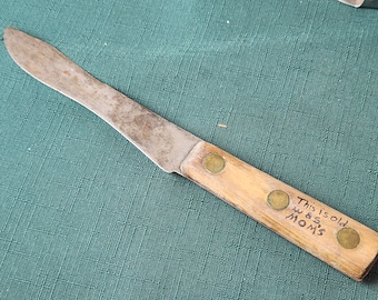 Cuchillo de carnicero antiguo, Espiga completa, "Esto es viejo, era de mamá" (invETCr02)