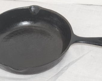 Vintage Cast Iron Skillet No. 5 8-1/8" Unmarked (invCR81)
